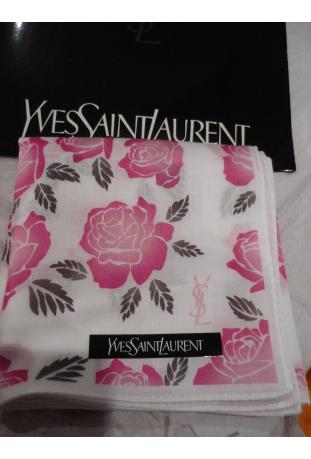 carré YSL modèle « roses »  collection 2011
