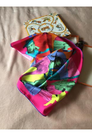 Foulard HERMÈS intitulé « PIERRE LOTI OU L’ÂME VOYAGEUSE » dans sa boîte et sur boîte PIÈCE RARE !