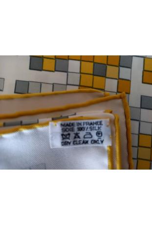 Foulard HERMÈS intitulé « MOSAÏQUE AU 24 » neuf dans sa boîte et sur-boîte cadeau