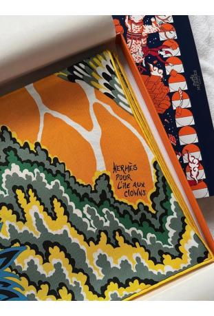 Foulard Hermès intitulé « The three graces for l’ile aux clowns » - Edition limitée à 100 ex : TRES RARE !