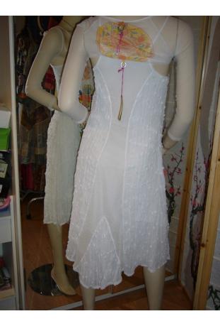 robe + cache épaule fond blanc